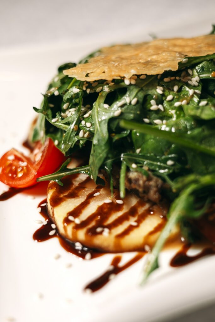 Теплий салат з печінки з карамелізованим яблуком